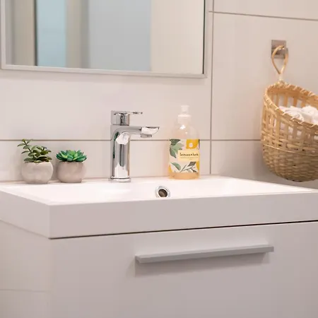 - Private Rooms, Shared Facilities * Хёугесунн
