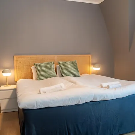 - Private Rooms, Shared Facilities Апарт-отель *