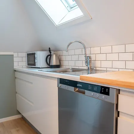 - Private Rooms, Shared Facilities Хёугесунн