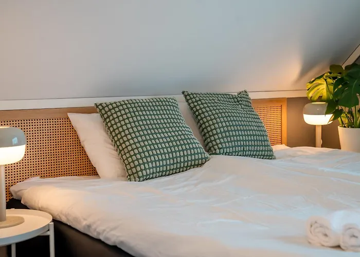 Hotel apartamentowy - Private Rooms, Shared Facilities
